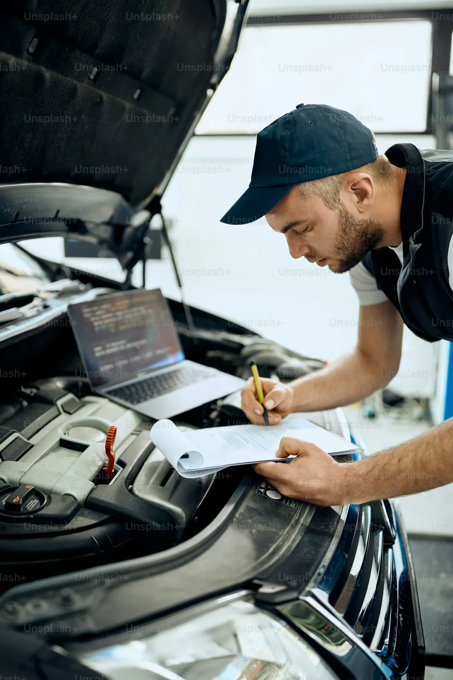Notizen bei einem Fahrzeugcheck – Stockmotiv, nicht Standort oder Team des Portals