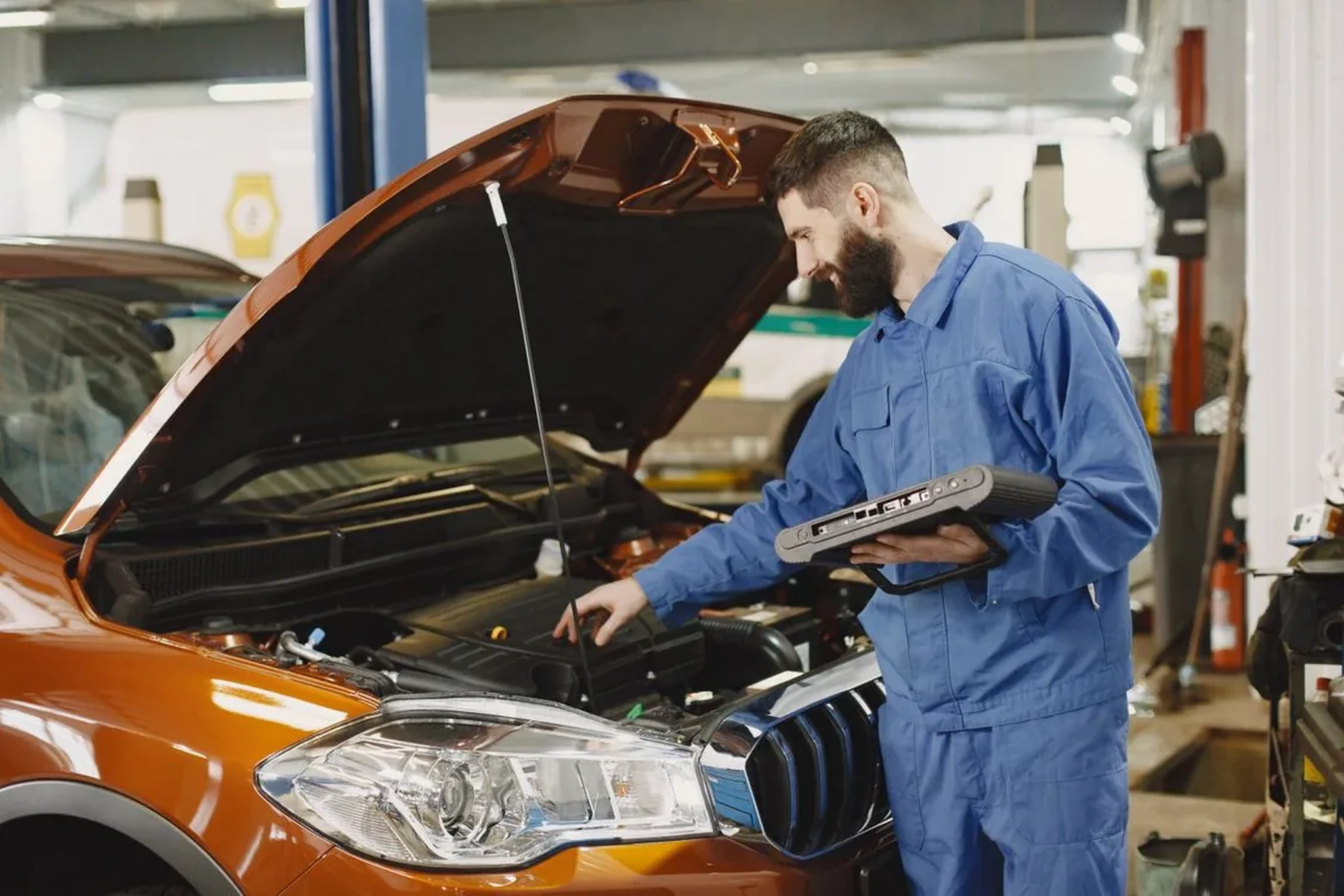 Werkstattinspektion am offenen Motor – Stockmotiv, nicht Standort oder Team des Portals